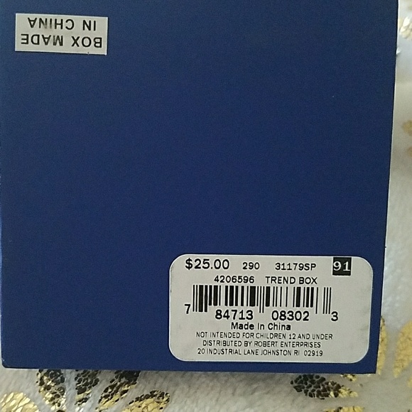 Adorable Stud Heart Earrings - Picture 4 of 6